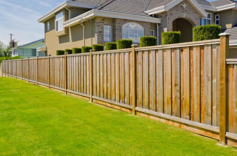 Installer une clôture change l'allure d'un terrain à Auchel